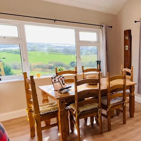 Private 3 Bedroom House Ideal For Family & Friends *