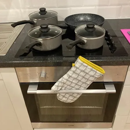 Private 3 Bedroom House Ideal For Family & Friends *