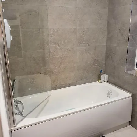 Private 3 Bedroom House Ideal For Family & Friends *