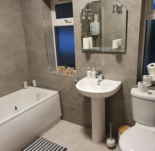 Private 3 Bedroom House Ideal For Family & Friends בית נופש