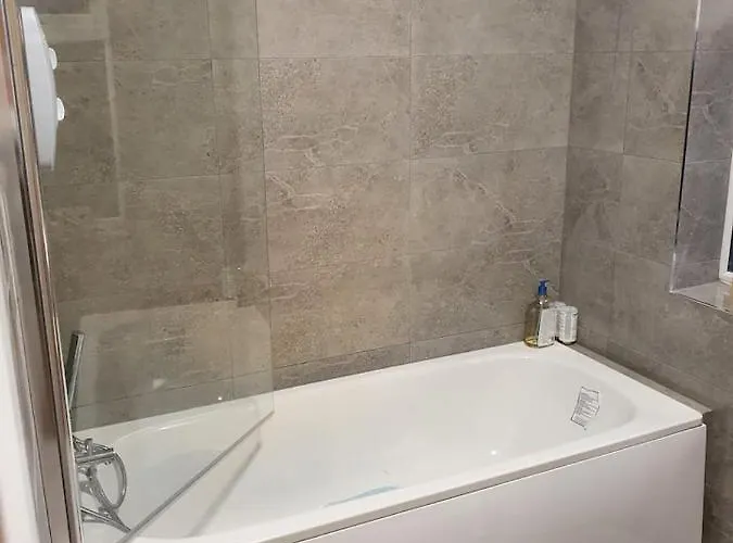 Private 3 Bedroom House Ideal For Family & Friends *